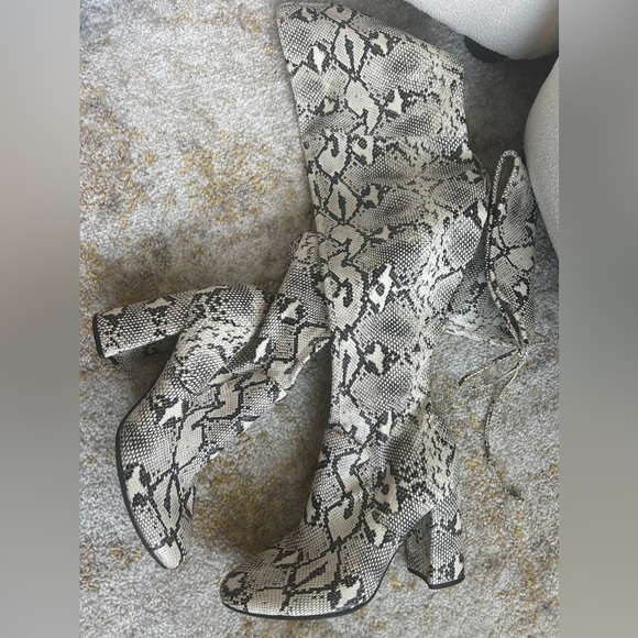 Thigh high snake skin boots - Picture 8 of 11